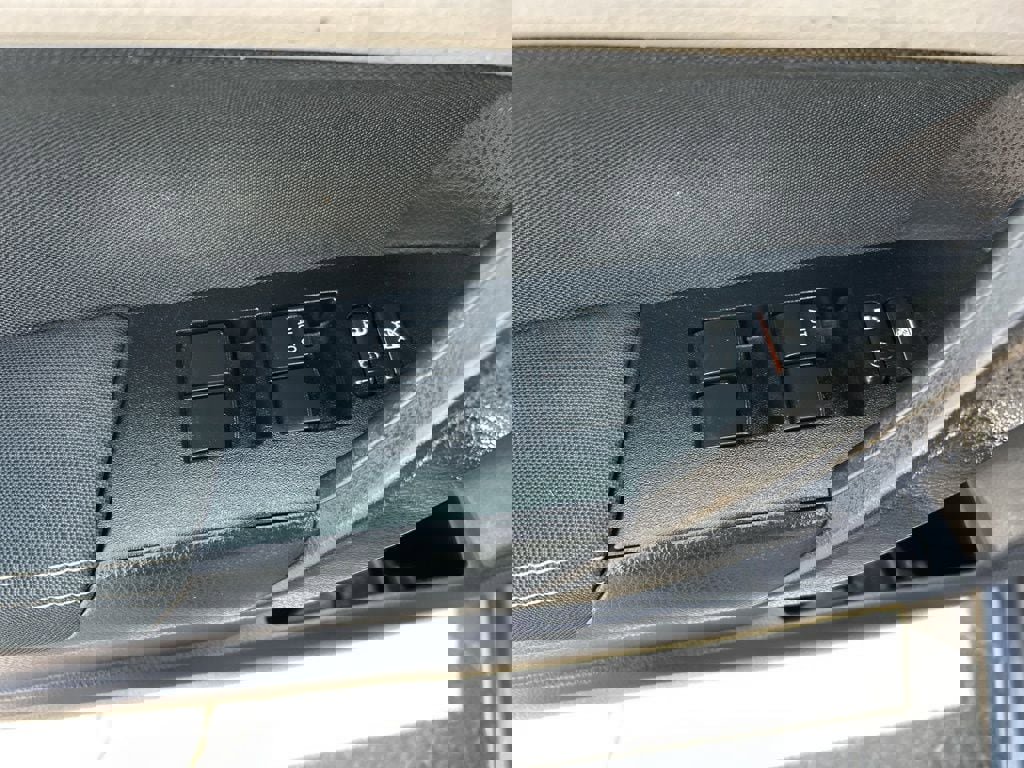 Used 2015 Toyota Corolla LE FWD image 4