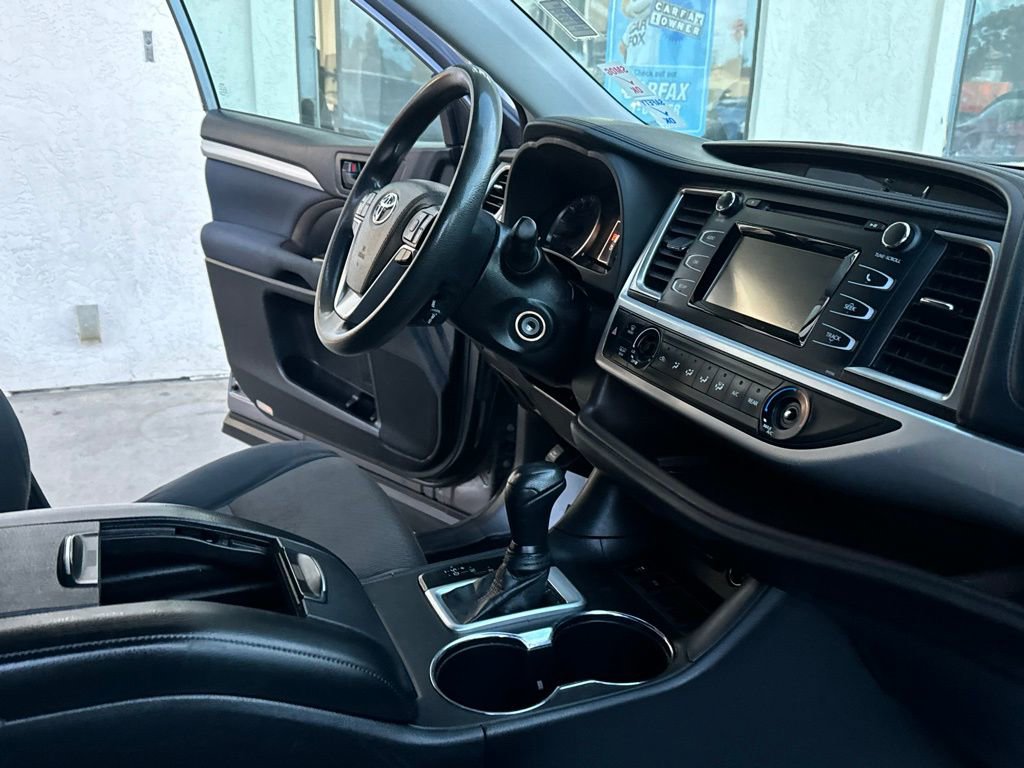Used 2018 Toyota Highlander LE w/ Carpet Mat Package (TMS) FWD image 21