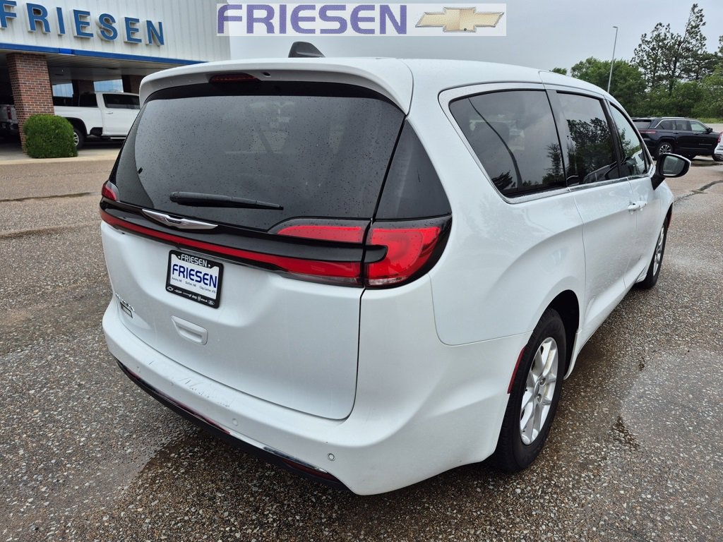 Used 2023 Chrysler Pacifica Touring-L image 6