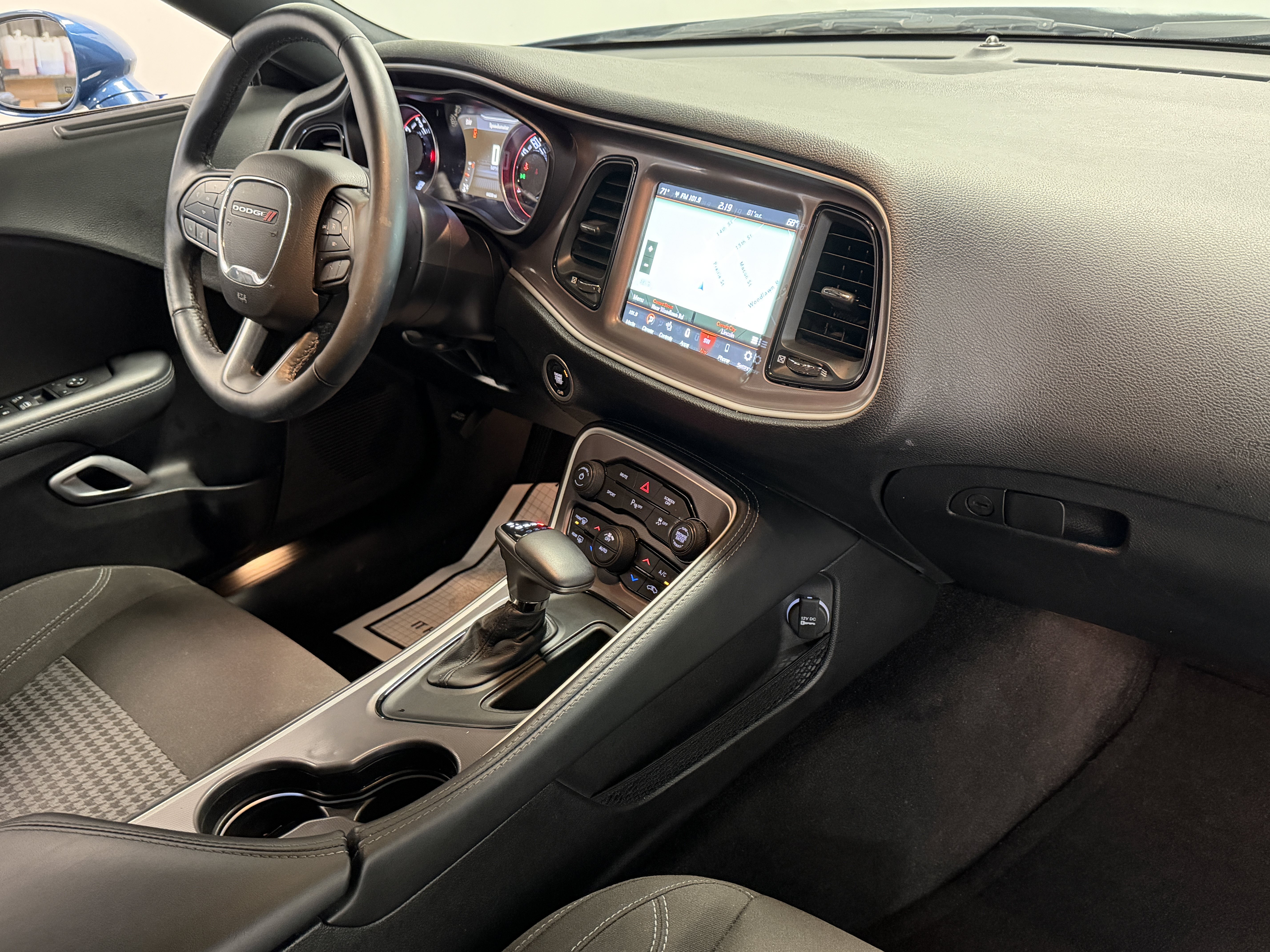 Used 2022 Dodge Challenger SXT w/ Driver Convenience Group RWD image 20