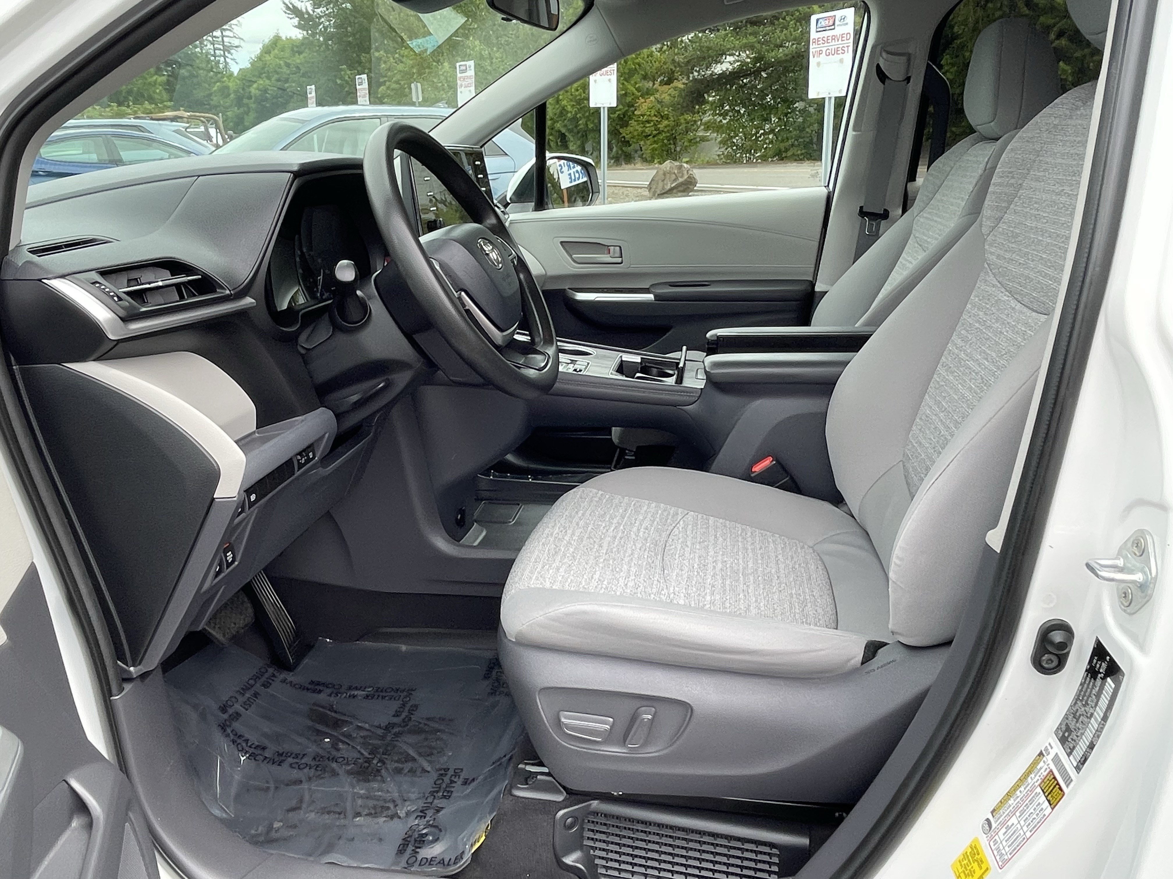 Used 2021 Toyota Sienna LE FWD image 11