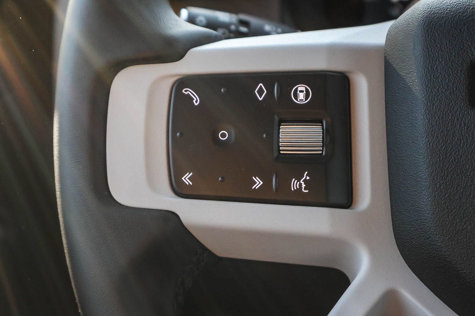 New 2026 Land Rover Defender 110 X-Dynamic SE AWD/4WD image 31