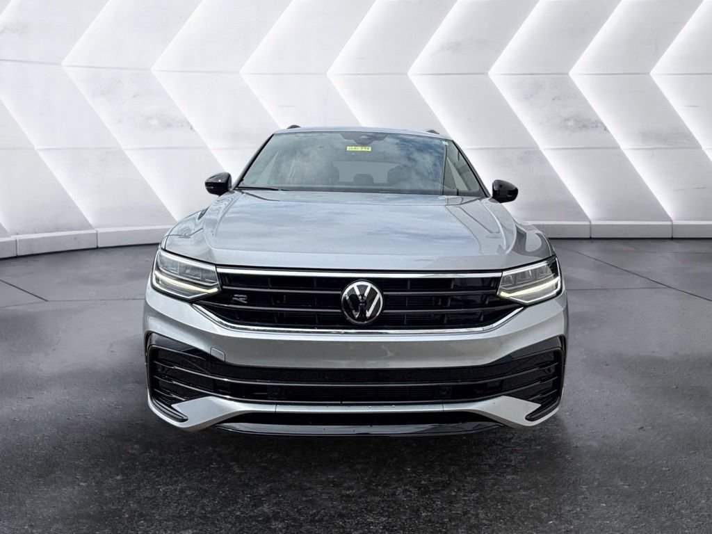 Used 2024 Volkswagen Tiguan SE R-Line AWD/4WD image 2