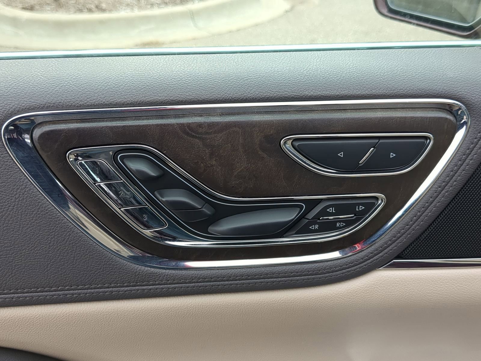 Used 2017 Lincoln Continental Reserve w/ Climate Package image 23