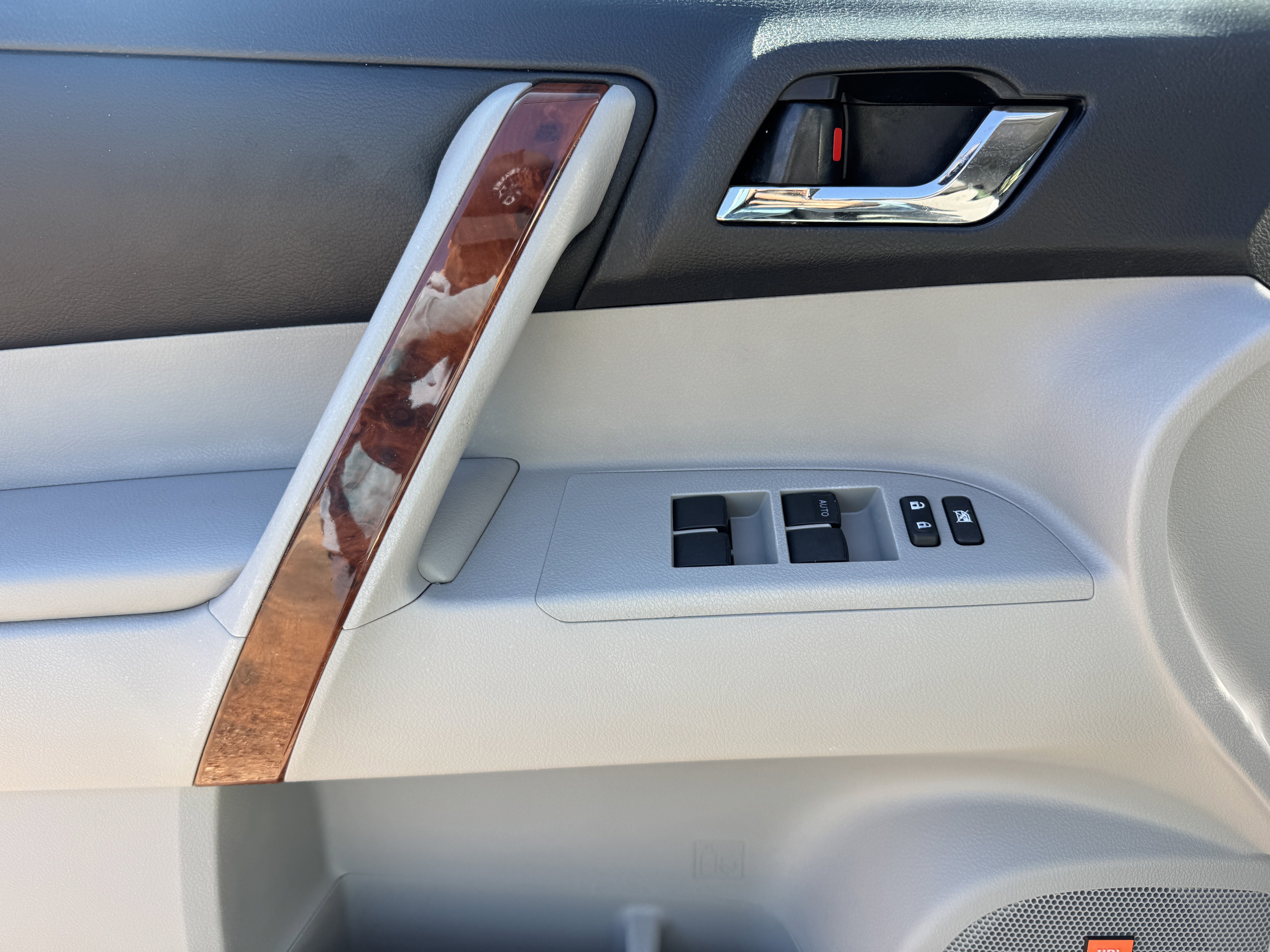 Used 2012 Toyota Highlander Limited w/ Tow Pkg image 9