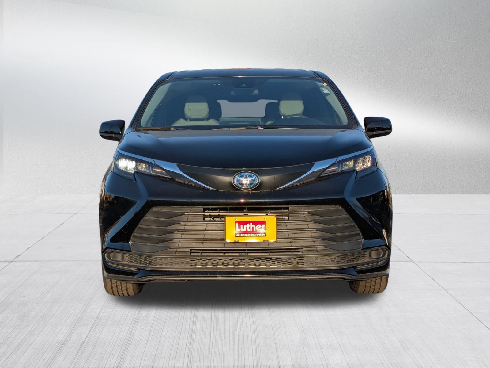Used 2025 Toyota Sienna LE FWD image 2