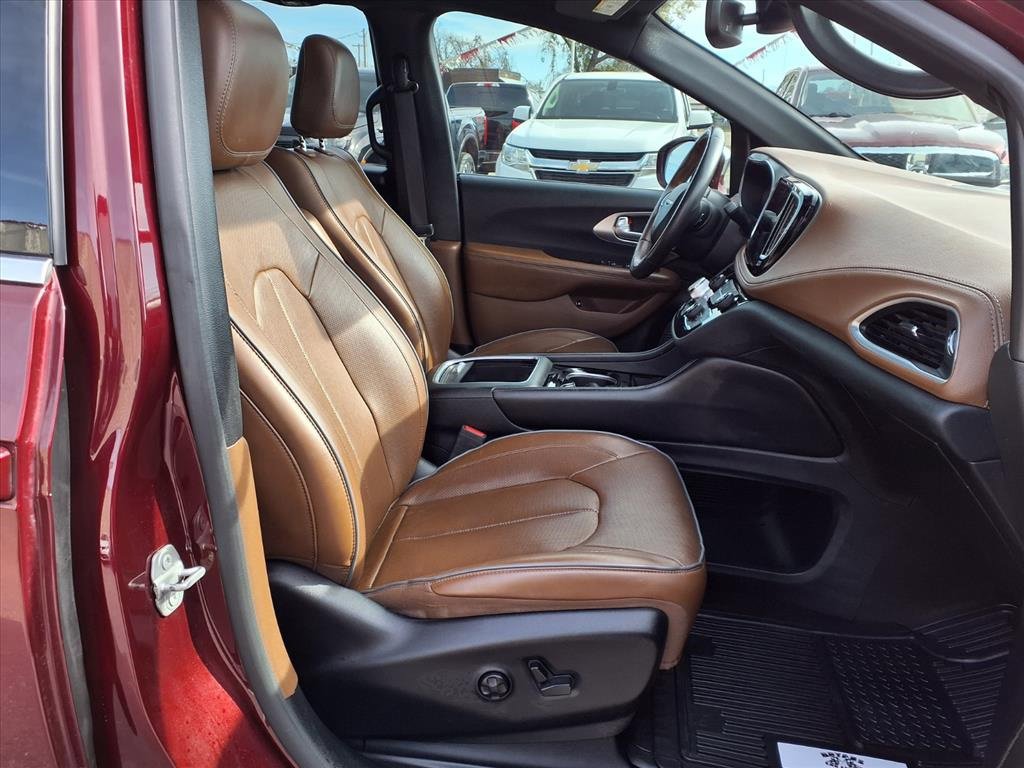 Used 2021 Chrysler Pacifica Limited w/ Uconnect Theater Family Group image 21