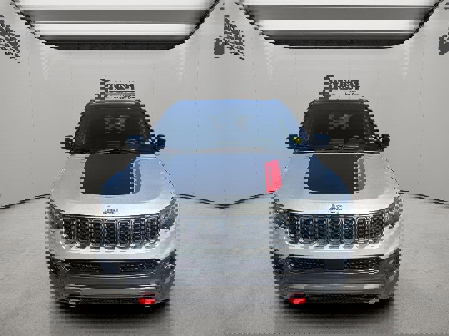 Used 2025 Jeep Compass Trailhawk image 7