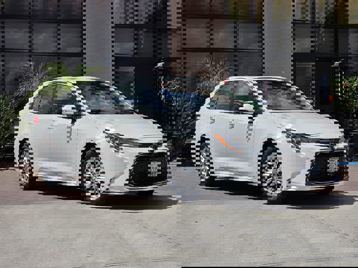 Used 2020 Toyota Corolla XLE FWD image 3