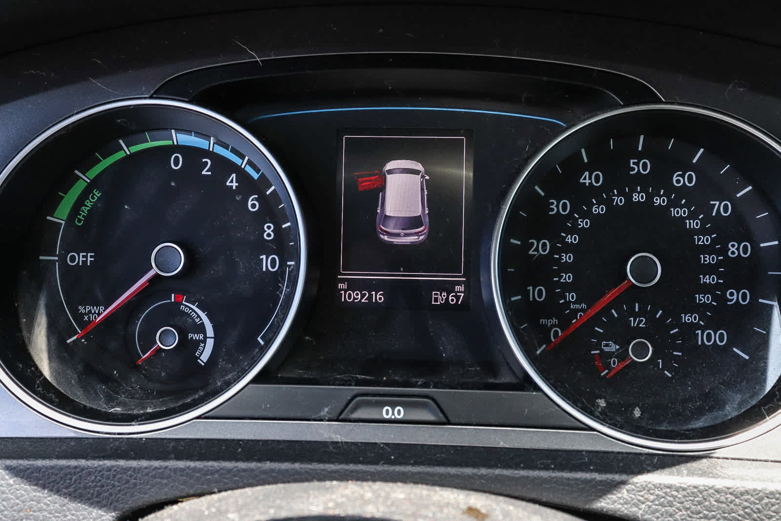 Used 2016 Volkswagen e-Golf SE FWD image 25
