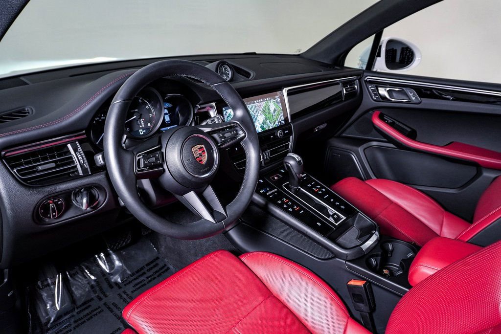 Certified 2025 Porsche Macan image 4