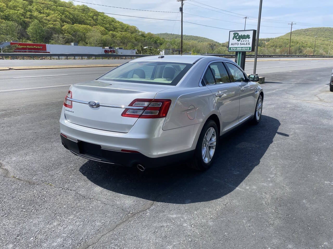 Used 2017 Ford Taurus SE FWD image 6