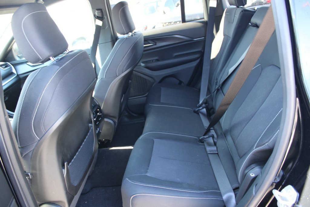 Used 2025 Jeep Grand Cherokee Laredo w/ Luxury Tech Group I image 25