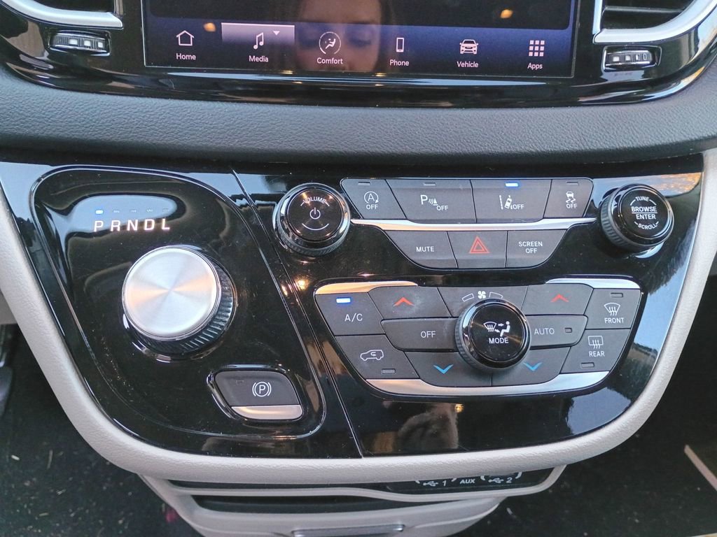 Used 2023 Chrysler Pacifica Touring-L image 18