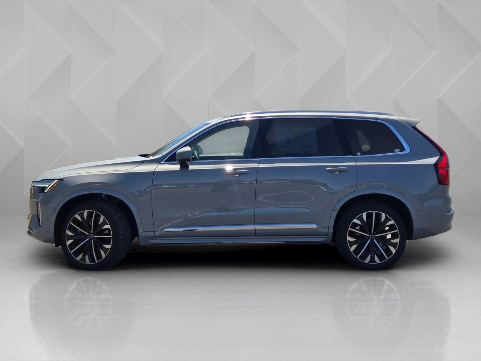 Certified 2025 Volvo XC90 B6 Plus AWD/4WD image 3
