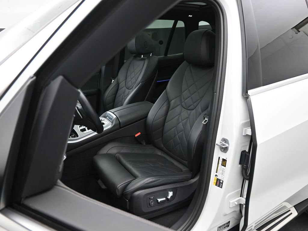 Used 2025 BMW X5 xDrive50e image 9