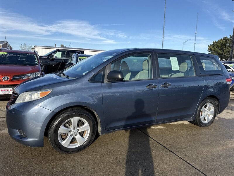 Used 2014 Toyota Sienna L image 2