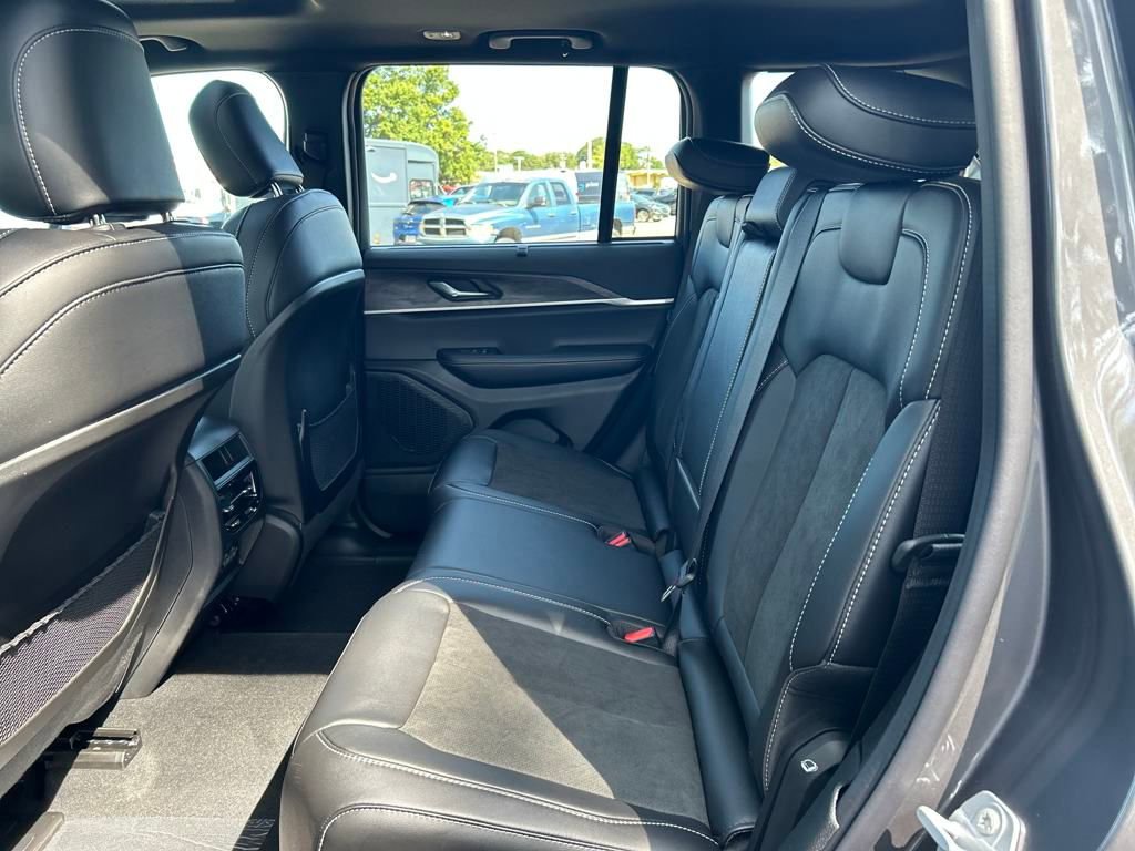 New 2025 Jeep Grand Cherokee Altitude image 24