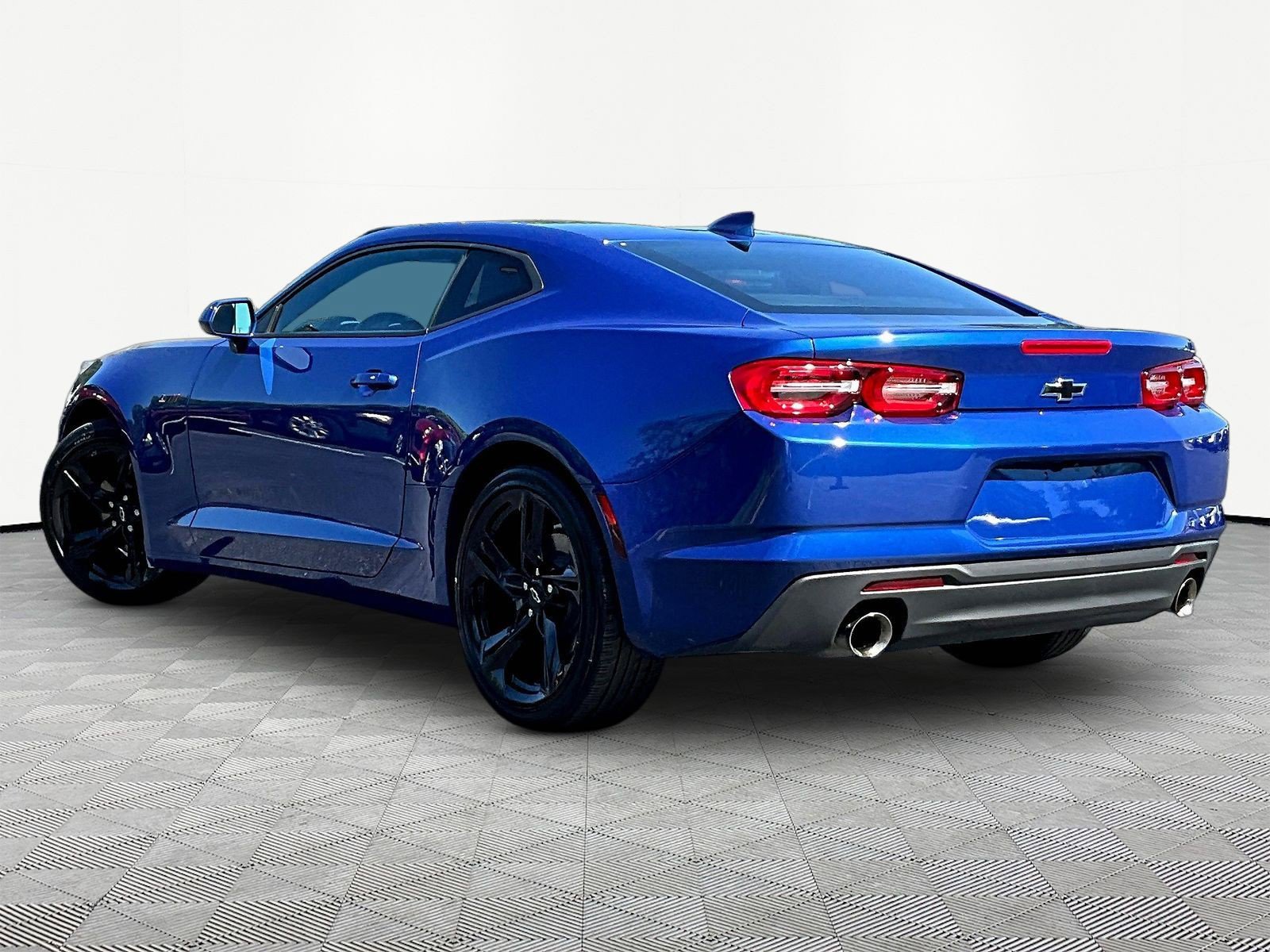 Used 2022 Chevrolet Camaro LT RWD image 4