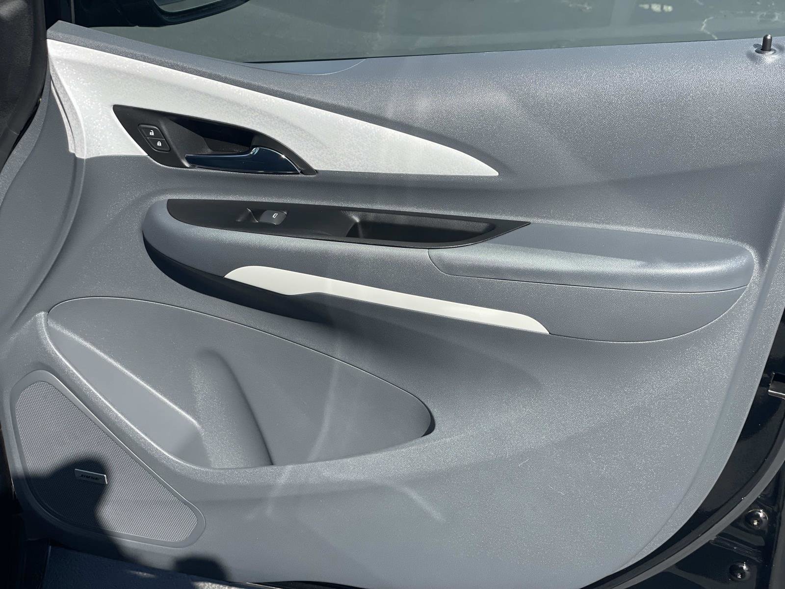 Used 2019 Chevrolet Bolt Premier w/ Infotainment Package image 27