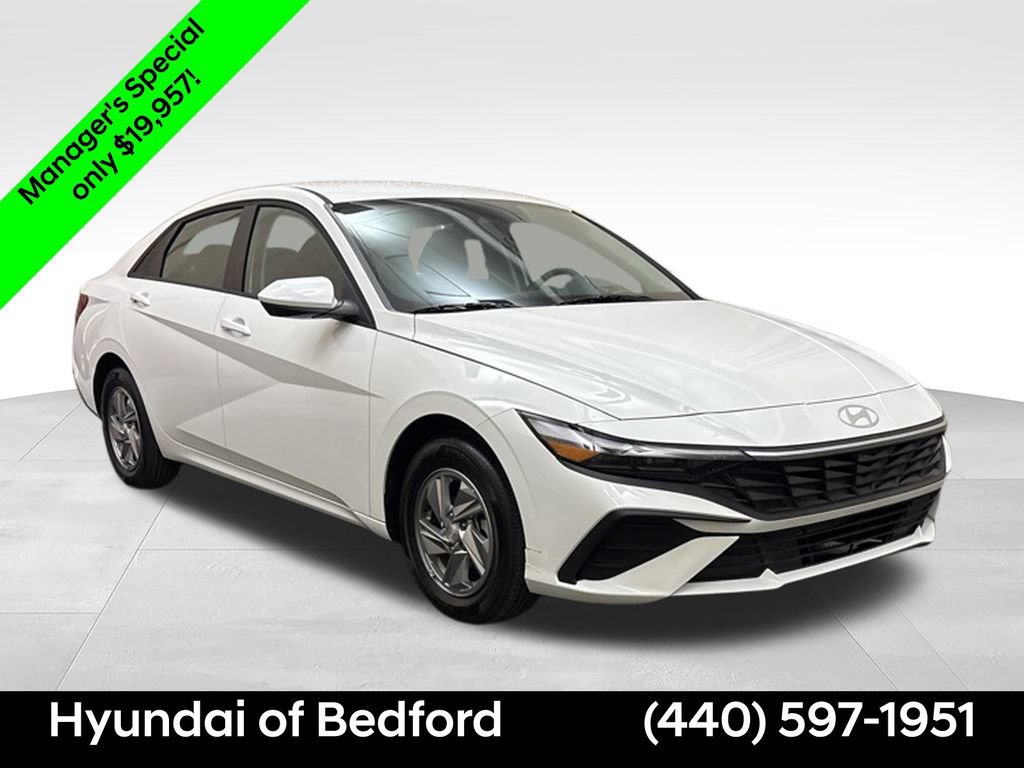 Certified 2026 Hyundai Elantra SE w/ Cargo Package FWD image 3