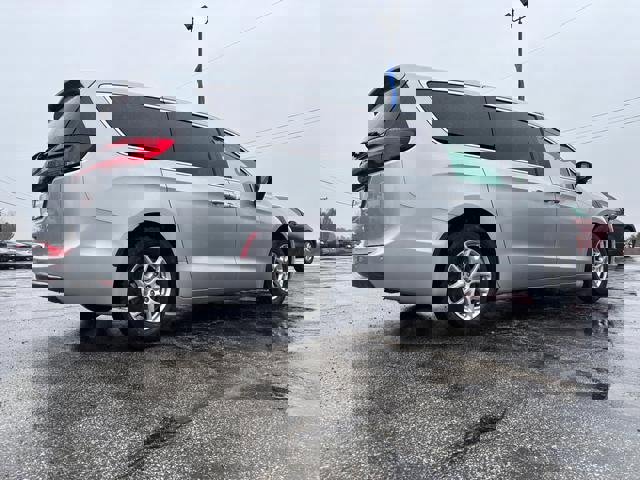 Used 2023 Chrysler Pacifica Touring-L image 7