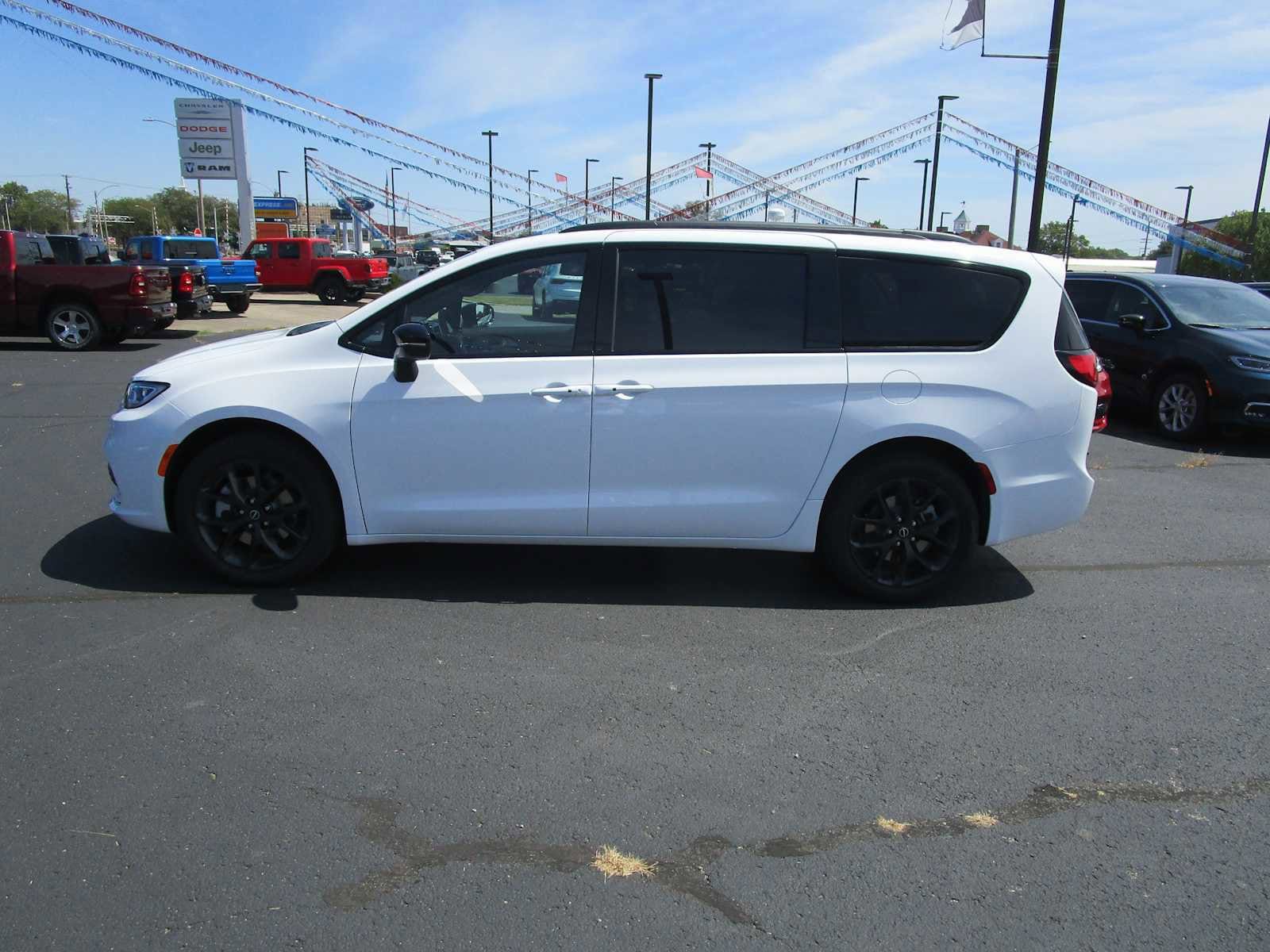 New 2026 Chrysler Pacifica Limited w/ Uconnect Theater Family Group image 8