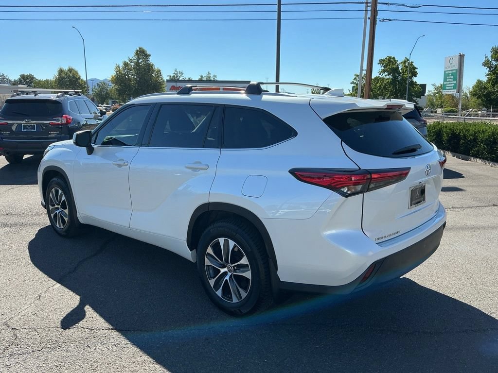 Used 2022 Toyota Highlander XLE AWD/4WD image 10