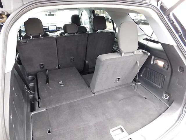 Used 2023 Ford Explorer XLT AWD/4WD image 9