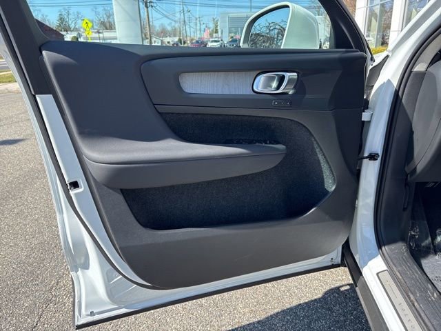 Used 2025 Volvo XC40 B5 Plus AWD/4WD image 17