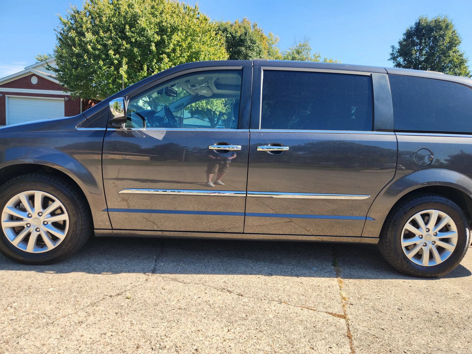 Used 2016 Chrysler Town & Country Limited Platinum w/ Trailer Tow Group FWD image 2