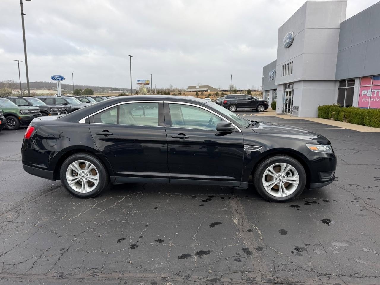 Used 2016 Ford Taurus SE FWD image 2
