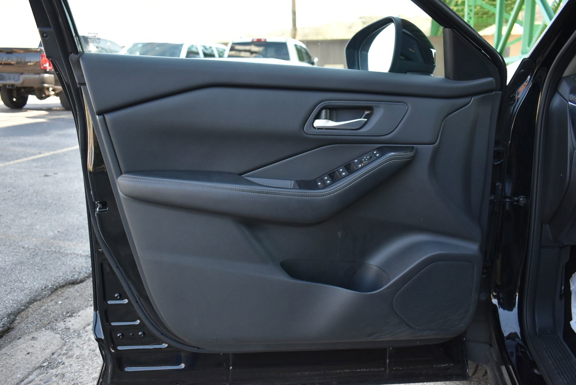 Used 2025 Nissan Rogue SV AWD/4WD image 12