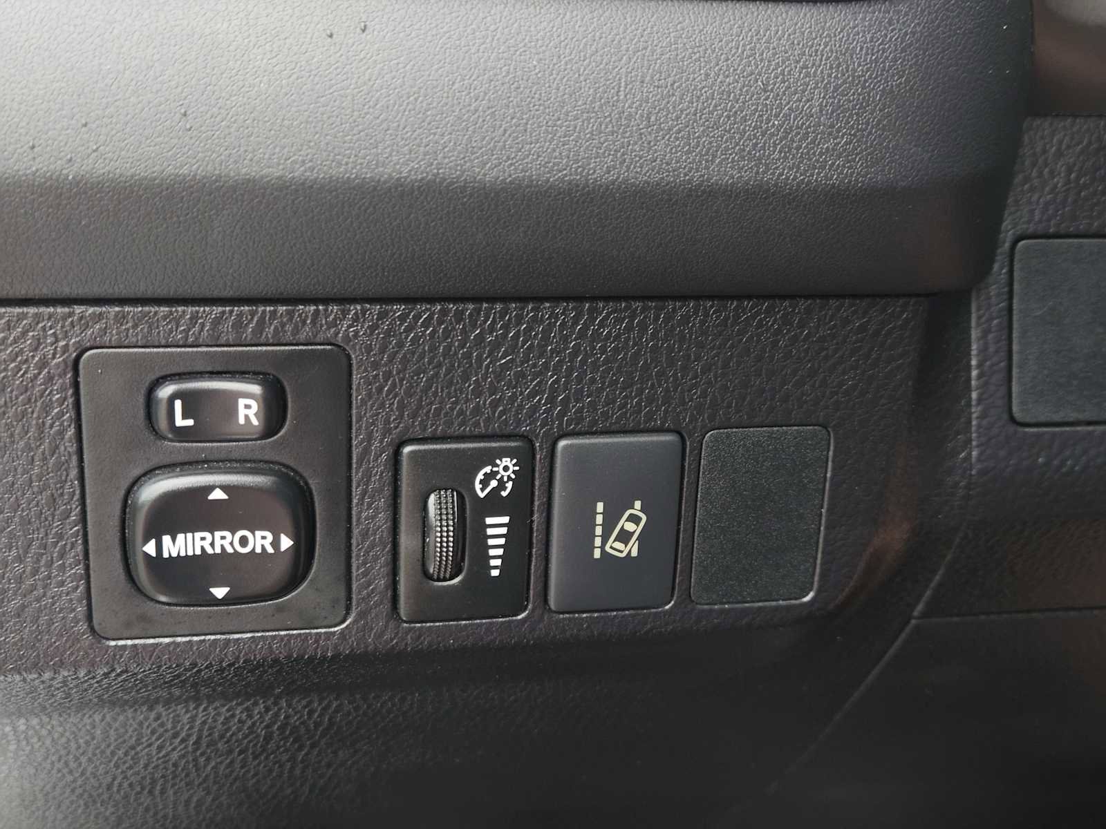 Used 2018 Toyota RAV4 LE image 21