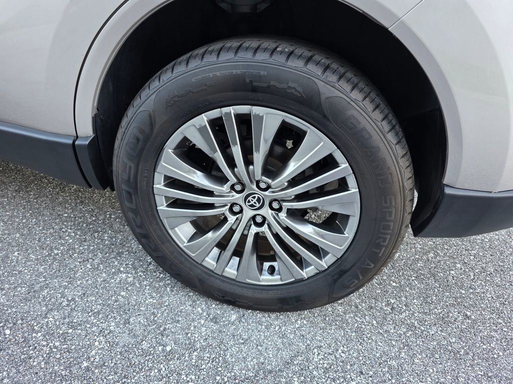 Used 2022 Toyota Venza XLE image 18