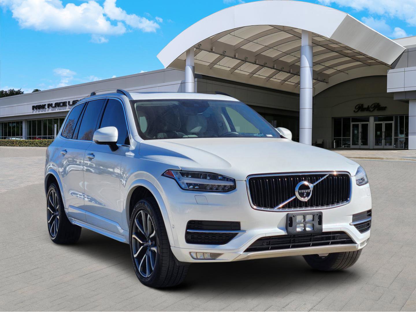 Used 2017 Volvo XC90 T6 Momentum w/ Vision Package image 2