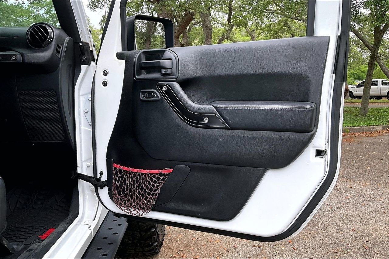 Used 2017 Jeep Wrangler Unlimited Rubicon AWD/4WD image 27