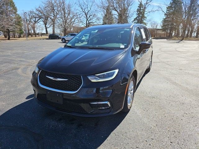 Used 2024 Chrysler Pacifica Touring-L image 2