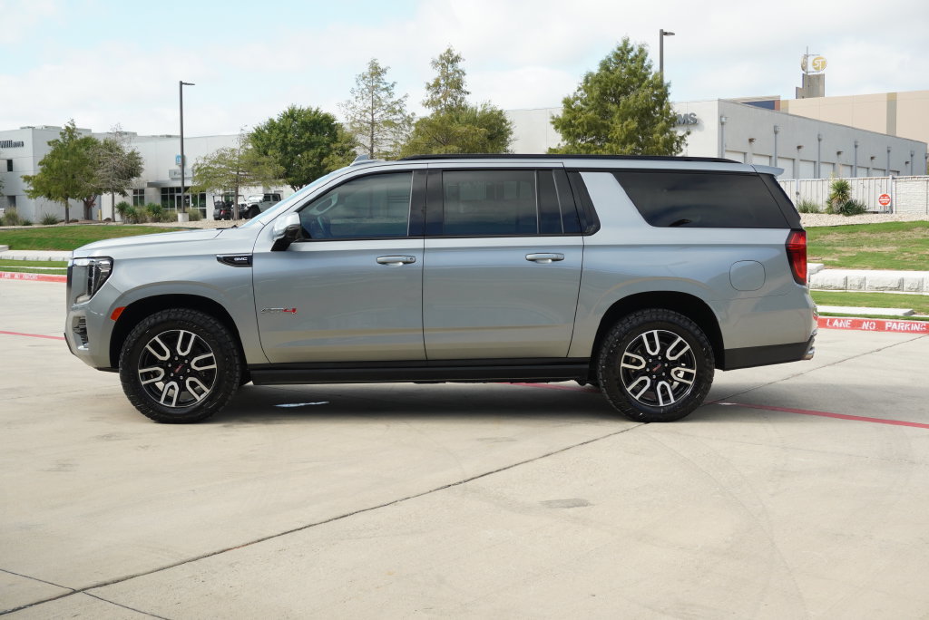 Used 2024 GMC Yukon XL AT4 w/ AT4 Premium Package AWD/4WD image 2