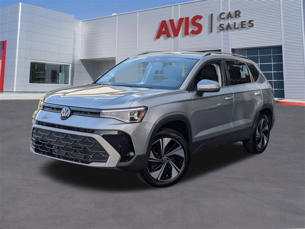 Used 2025 Volkswagen Taos SE image 1