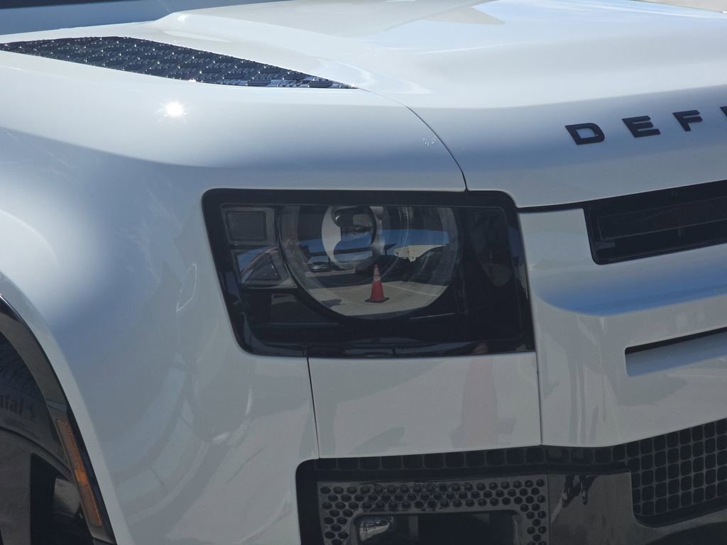Used 2025 Land Rover Defender 130 X-Dynamic SE image 33