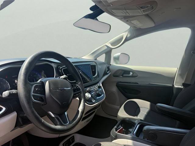 Used 2020 Chrysler Pacifica Touring w/ Advanced Safetytec Group FWD image 14