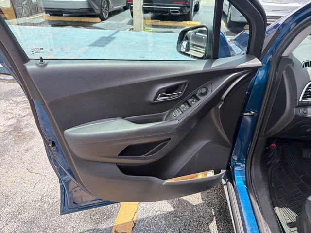 Used 2020 Chevrolet Trax LT w/ LT Convenience Package FWD image 10