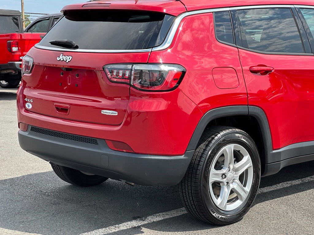 Used 2023 Jeep Compass Latitude w/ Convenience Group AWD/4WD image 39