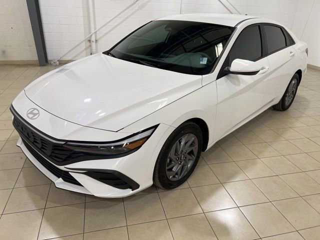 Used 2024 Hyundai Elantra SEL image 2