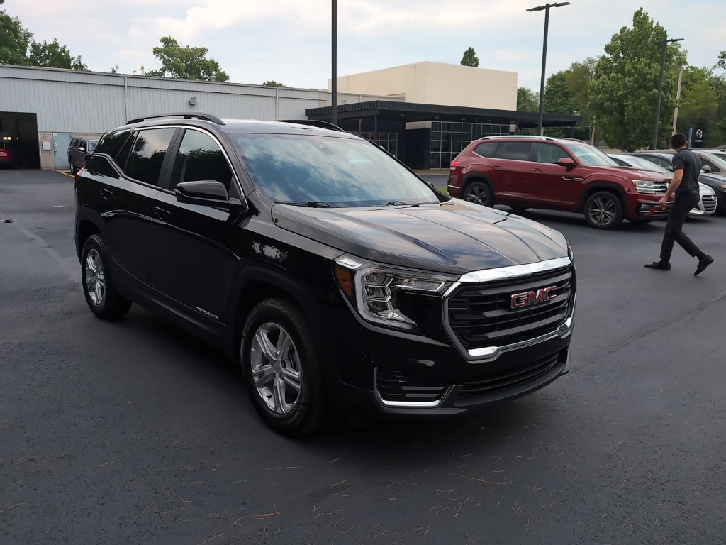 Used 2024 GMC Terrain SLE w/ Driver Convenience Package AWD/4WD image 2