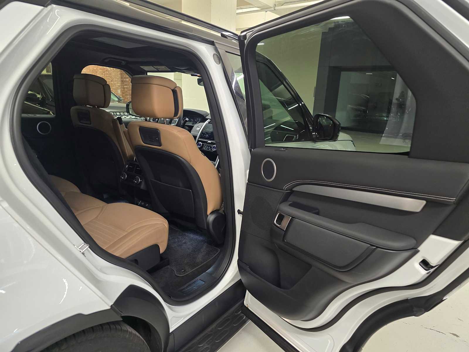 Used 2025 Land Rover Discovery Dynamic SE image 14