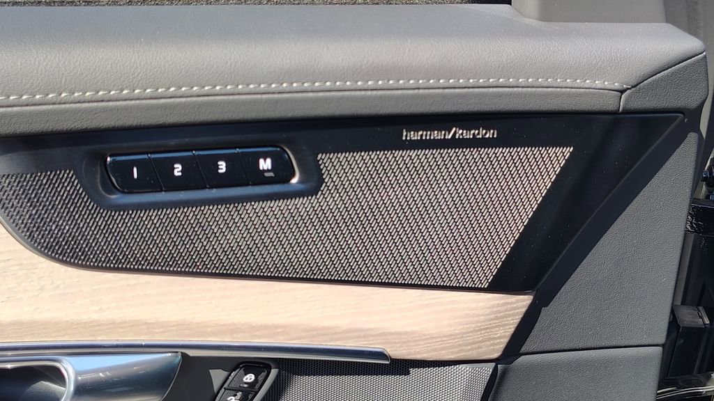 New 2026 Volvo XC90 B6 Plus w/ Protection Package Premier AWD/4WD image 9