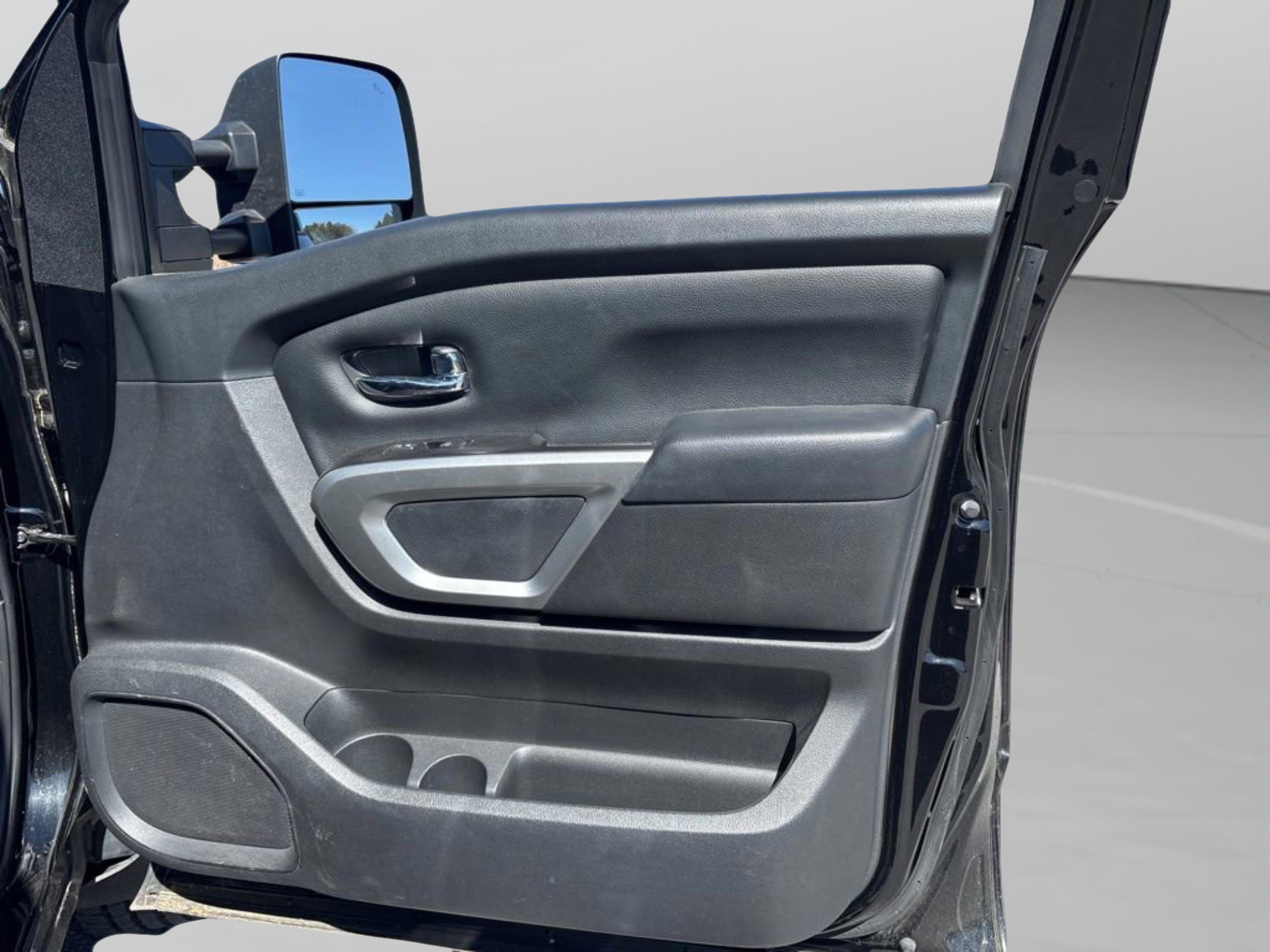 Used 2020 Nissan Titan SV w/ SV Convenience Package image 38