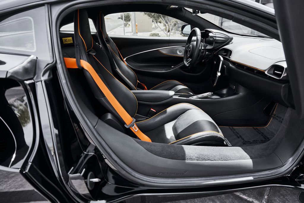 Used 2024 McLaren Artura image 27